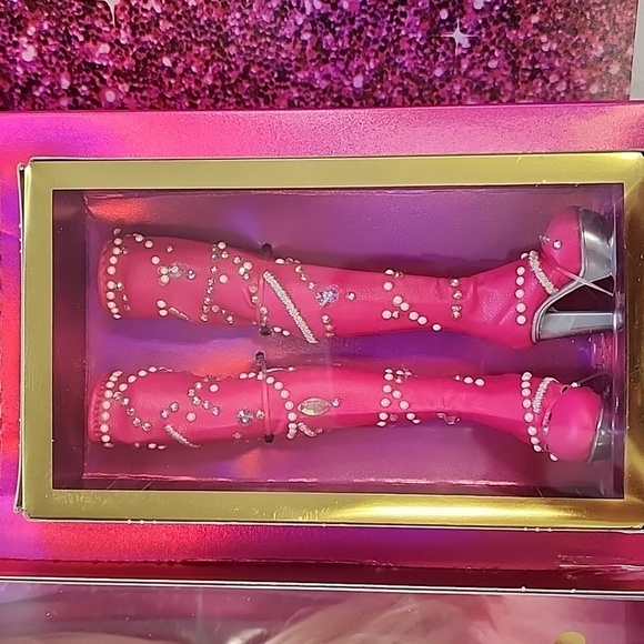 MAG Rainbow High Doll "PARIS HILTON" Fashion Doll Art Box Design Display Case - Picture 11 of 16